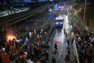 Водитель, наехавший на толпу протестующих в Тель-Авиве, арестован на три дня - news.israelinfo.co.il - Тель-Авив - Tel Aviv