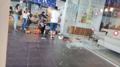 Витрина магазина рухнула на мужчину в торговом центре на севере Израиля - vesty.co.il - Израиль