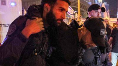 Яаков Шабтай - 14 полицейских ранены во время демонстрации против реформы в Тель-Авиве - vesty.co.il - Израиль - Тель-Авив