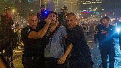 Пятеро полицейских подозреваются в насилии против демонстрантов в Тель-Авиве - vesty.co.il - Израиль - Тель-Авив - Иерусалим