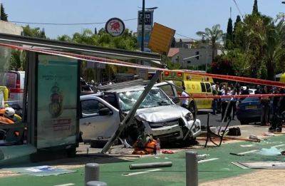 Теракт в Израиле - 4 июля водитель влетел в толпу на авто и ранил ножом 8 человек – фото - apostrophe.ua - Израиль - Тель-Авив - Украина
