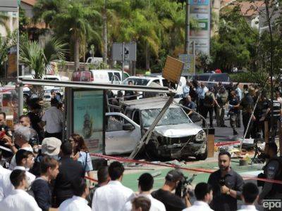В Израиле палестинец направил автомобиль на прохожих, а потом напал на них с ножом, ранены семь человек – полиция - gordonua.com - Израиль - Тель-Авив - Украина