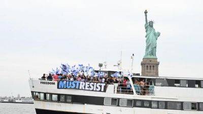 Израильтяне в Нью-Йорке шокировали туристов акцией у Статуи Свободы - vesty.co.il - Израиль - Нью-Йорк - Нью-Йорк