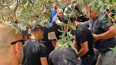 Видео: три человека провалились в яму возле Кармиэля - vesty.co.il - Израиль - деревня Дир - Видео