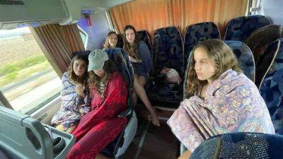 Водитель автобуса велел 15-летним девочкам из кибуца "прикрыть наготу" - vesty.co.il - Израиль - Из