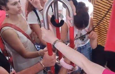 Демонстранты в первый день работы Красной линии метротрамвая в Гуш-Дане приковали себя наручниками - cursorinfo.co.il - Тель-Авив - Гуш
