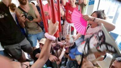 Радость, неполадки и протесты: так прошел первый день работы метротрамвая - vesty.co.il - Израиль - Тель-Авив