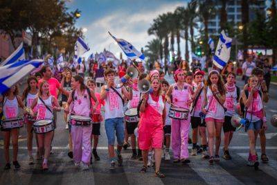 33-я неделя протеста: красные маген-давиды на щеках и Нета Барзилай - news.israelinfo.co.il - Израиль - Тель-Авив - Tel Aviv
