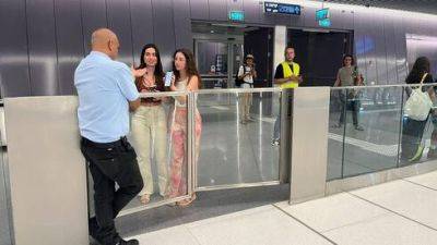Не зайти, не выйти: в метротрамвае обнаружилась поломка в первый день платного проезда - vesty.co.il - Израиль - Тель-Авив