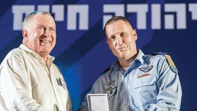Ицхак Рабин - Моше Даян - 9152 часа полета за 42 года: рекордсмену израильских ВВС вручили "золотые крылья" - vesty.co.il - Израиль - Египет