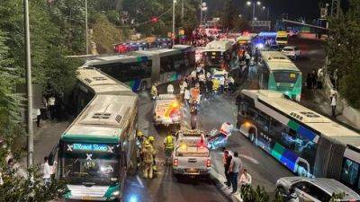Два автобуса столкнулись на въезде в Иерусалим, 33 пострадавших - vesty.co.il - Израиль - Иерусалим