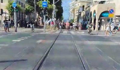 В Гуш-Дане демонстранты перекрыли трамвайные пути и надолго остановили движение на Красной линии - cursorinfo.co.il - Тель-Авив - Гуш