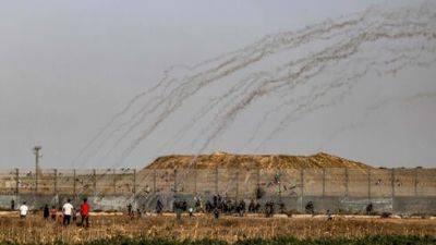 Беспорядки на границе Газы с Израилем: ЦАХАЛ использует слезоточивый газ - vesty.co.il - Израиль - Газы