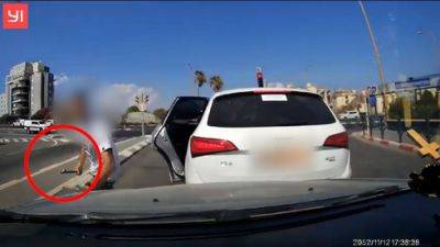 Видео: разбили ломом стекла машины в Тверии - на глазах кричащих от страха детей - vesty.co.il - Израиль