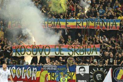 В Федерации футбола Румынии отреагировали на политическую акцию фанатов во время матча с Косово - sport.ru - Израиль - Сербия - Румыния - Косово - Бухарест