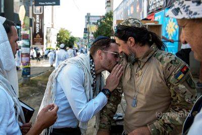 Хасиды в Умани – хасид почтил израильтянина, который воюет за Украину – фото - apostrophe.ua - Украина