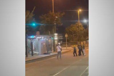 Теракт в Иерусалиме: араб с ножом напал на охранника на трамвайной остановке. ВИДЕО - 9tv.co.il - Израиль - Иерусалим - Украина