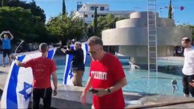 Антисемитская выходка в Йом Кипур: левые попытались сорвать молитву в Тель-Авиве - 9tv.co.il - Израиль - Тель-Авив