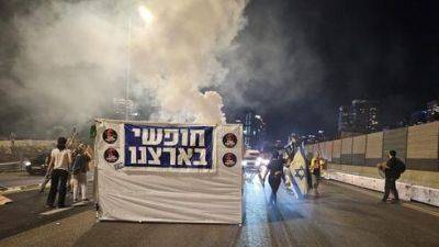 Противники реформы поставили сукку на шоссе Аялон и парализовали движение - vesty.co.il - Израиль - Тель-Авив