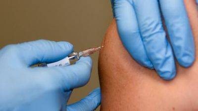 Началась вакцинация от гриппа. Введут ли во вторую руку прививку от ковида - vesty.co.il - Израиль
