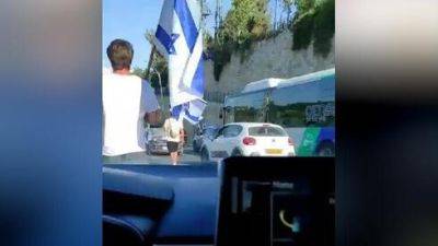 Обвинение: разбил стекло машины с детьми на демонстрации в Иерусалиме - vesty.co.il - Израиль - Тель-Авив - Иерусалим