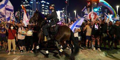 Израильскому полицейскому предъявлено обвинение в нападении на протестующего - detaly.co.il - Израиль - Тель-Авив - округ Тель-Авивский