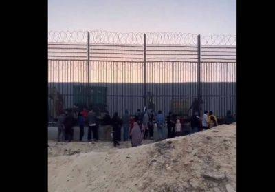 Египтяне заряжают телефоны палестинцам через пограничный забор - mignews.net - Египет