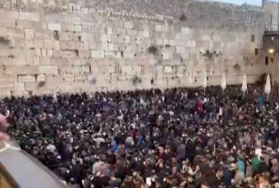 Ицхак Йосеф - Давид Лау - До 50.000 человек вышли сегодня на молитву о заложниках у Стены Плача - nashe.orbita.co.il - Израиль