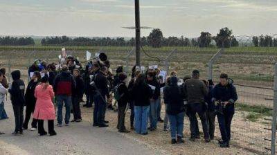 Семьи заложников на границе с Газой пытались докричаться до своих родных: "Держитесь!" - vesty.co.il - Израиль - Тель-Авив - Хамас - Газой