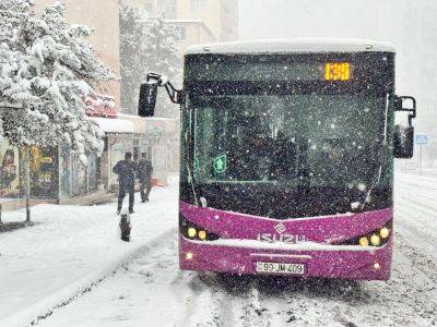 Автобусы выпускаются на линию по мере очищения дорог в Баку от снега - Агентство (ФОТО) - trend.az - Азербайджан - Баку