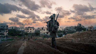 Идет солдат по городу, по незнакомой улице: на севере и юге сектора Газа продолжаются напряженные бои. ВИДЕО - 9tv.co.il - Израиль - Бейт-Лахия - Хамас