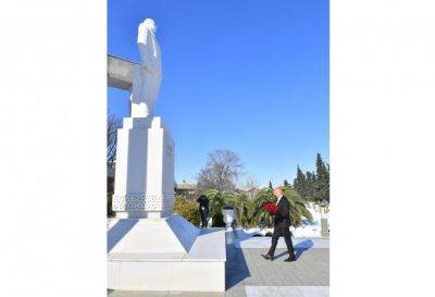 Ильхам Алиев - Гейдар Алиев - Президент Ильхам Алиев - Алиев - Президент Ильхам Алиев посетил памятник общенациональному лидеру Гейдару Алиеву в Лянкяране (ФОТО) - trend.az - Азербайджан - Президент - Лянкяран