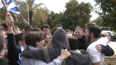 Йоав Киш - Израильский министр пустился в пляс со школьниками на месте теракта в Раанане - vesty.co.il - Израиль - деревня Бани-Наим