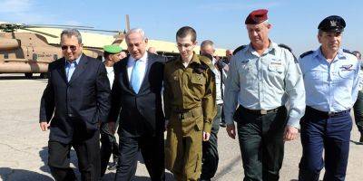 Гилад Шалит - Гилад Шалит встретился с семьями заложников и рассказал, как он выжил в плену у ХАМАСа - detaly.co.il - Израиль - Хамас