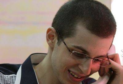 Гилад Шалит - Гилад Шалит поделился с семьями заложников историей своего выживания в плену - mignews.net - Хамас