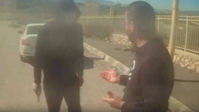 Видео: на севере Израиля курьера ограбили средь бела дня, угрожая пистолетом - vesty.co.il - Израиль