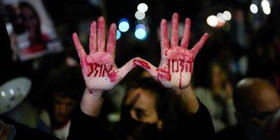 Биньямин Нетаниягу - Семьи похищенных протестуют возле дома премьер-министра в Кейсарии - detaly.co.il - Израиль - Тель-Авив - Иерусалим - Кейсария