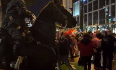 Видео: конная полиция разгоняет демонстрантов на Каплан - mignews.net - Тель-Авив