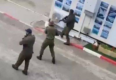 ЦАХАЛ: солдаты открыли огонь по террористу в Хайфе, офицер нейтрализовал его - mignews.net - Огонь
