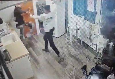 Невероятное видео: раненые охранники отбирают М-16 у террориста - mignews.net