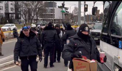 Видео: канадская полиция подает кофе пропалестинским демонстрантам - mignews.net - Израиль - Канада