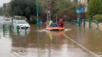 Святая земля уходит под воду: израильтян спасают на надувных лодках. ВИДЕО - 9tv.co.il - Израиль - Хайфа