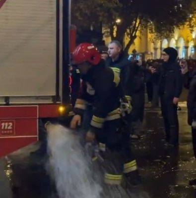 В Тбилиси пожарные отказались наполнять водометы полиции водой - mignews.net - Грузия - Тбилиси