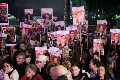Тысячи вышли на демонстрации за освобождение заложников и отставку правительства - news.israelinfo.co.il - Тель-Авив - Иерусалим