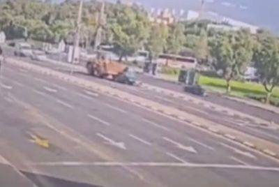 Новое видео: трактор врезался в машину и протащил ее по шоссе 5 - mignews.net