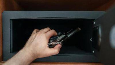 Полиция пытается разгадать тайну пистолета, пропавшего в тель-авивском мотеле - vesty.co.il - Израиль - Тель-Авив