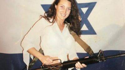 Еврейке в Чикаго запретили держать в офисе свое фото с оружием ЦАХАЛа - vesty.co.il - Израиль - Сша - Хамас