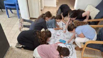 Яфа Бен-Давид - Дети, пережившие резню 7 октября, рисуют отрубленные головы - vesty.co.il - Израиль