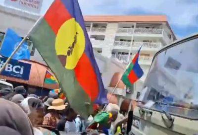 На протестах в Новой Каледонии поднят флаг Азербайджана (ВИДЕО) - trend.az - Франция - Азербайджан - Новая Каледония