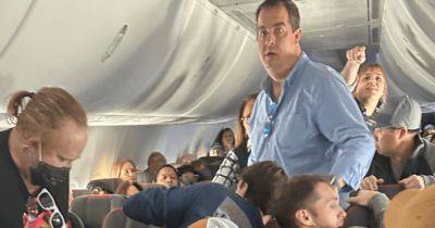 Пассажиры заклеили скетчем мужчину, пытавшегося во время полета открыть дверь самолета (видео) - focus.ua - Сша - Украина - New York